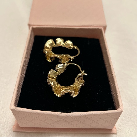 New 18K Gold Plated Ruffled Wave Hoop Earrings Textured Surface Hinge Closure - Picture 7 of 10